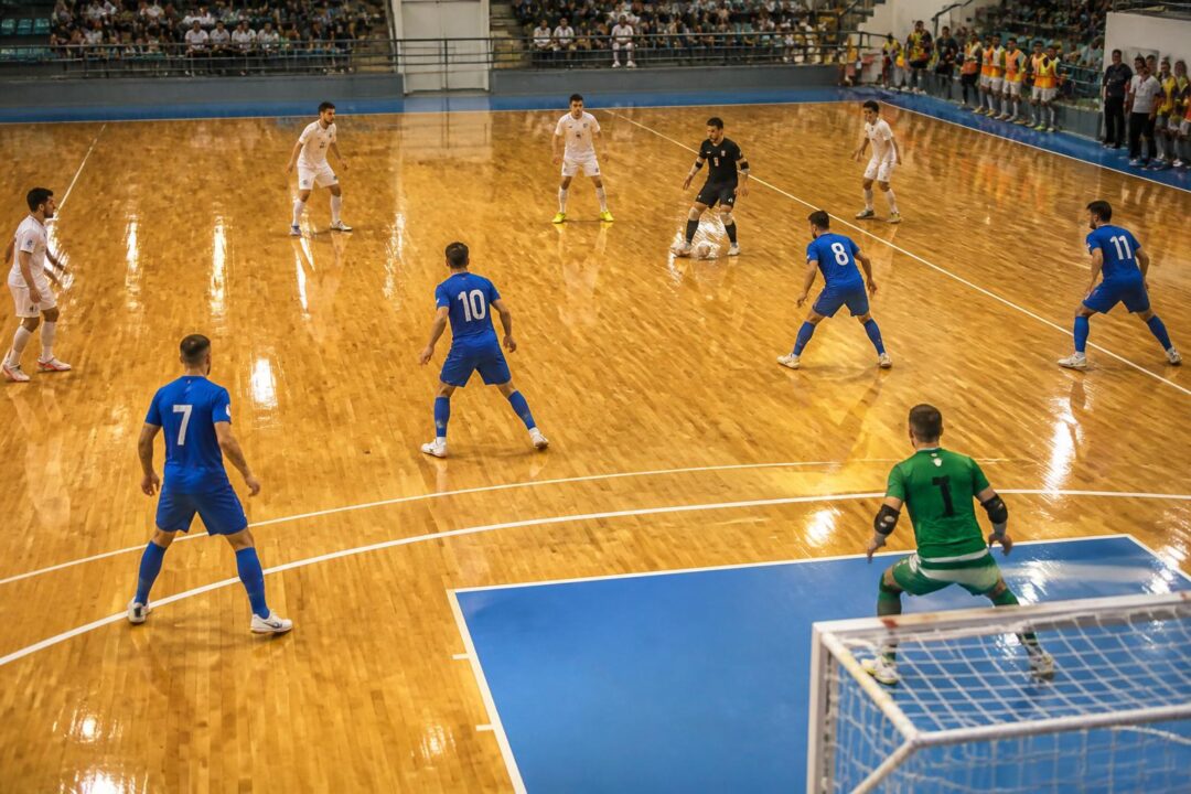 scopri le tattiche e i sistemi di gioco nel futsal con spiegazioni dettagliate dei moduli 4-0, 3-1 e del portiere di movimento per migliorare la tua strategia in campo.